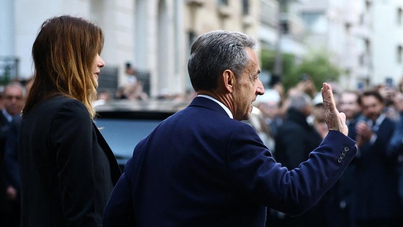 Eks Presiden Prancis Nicolas Sarkozy memulai hukuman penjara selama lima tahun pada Selasa (21/10) waktu setempat. (REUTERS/Benoit Tessier)
