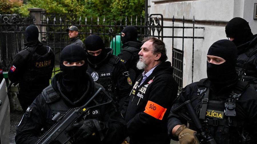 Juraj Cintula usai sidang putusan di Pengadilan Pidana Khusus, Banska Bystrica, Slovakia, Selasa (21/10/2025).  (REUTERS/Radovan Stoklasa)