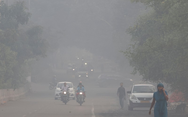 Kabut asap sehari setelah Diwali, festival cahaya umat Hindu, di New Delhi, India, Selasa (21/10/2025). (REUTERS/Bhawika Chhabra) Kabut asap sehari setelah Diwali, festival cahaya umat Hindu, di New Delhi, India, Selasa (21/10/2025). (REUTERS/Bhawika Chhabra)