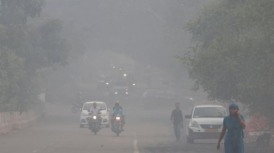 Kabut asap sehari setelah Diwali, festival cahaya umat Hindu, di New Delhi, India, Selasa (21/10/2025). (REUTERS/Bhawika Chhabra)