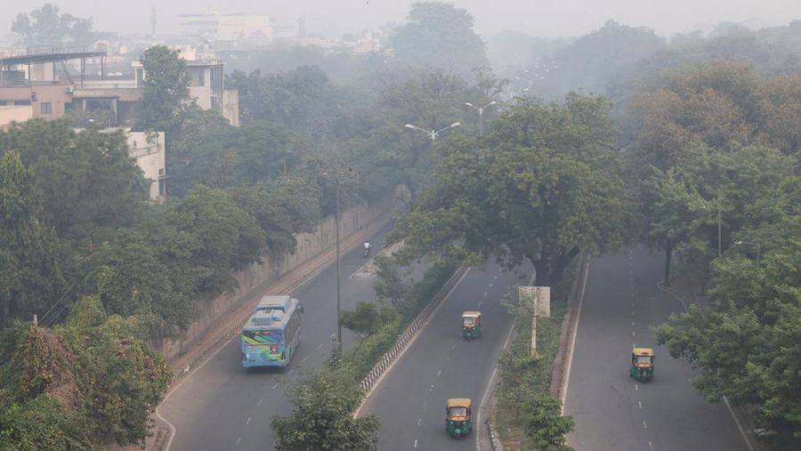 Kabut asap sehari setelah Diwali, festival cahaya umat Hindu, di New Delhi, India, Selasa (21/10/2025). (REUTERS/Bhawika Chhabra)