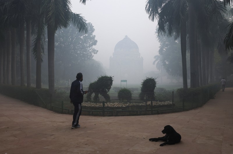Kabut asap sehari setelah Diwali, festival cahaya umat Hindu, di New Delhi, India, Selasa (21/10/2025). (REUTERS/Bhawika Chhabra) Kabut asap sehari setelah Diwali, festival cahaya umat Hindu, di New Delhi, India, Selasa (21/10/2025). (REUTERS/Bhawika Chhabra)