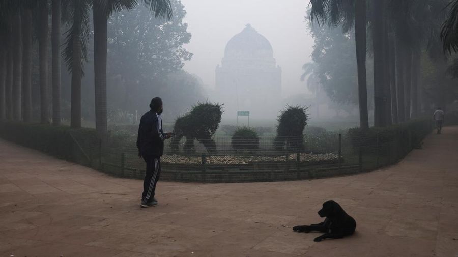Kabut asap sehari setelah Diwali, festival cahaya umat Hindu, di New Delhi, India, Selasa (21/10/2025). (REUTERS/Bhawika Chhabra)