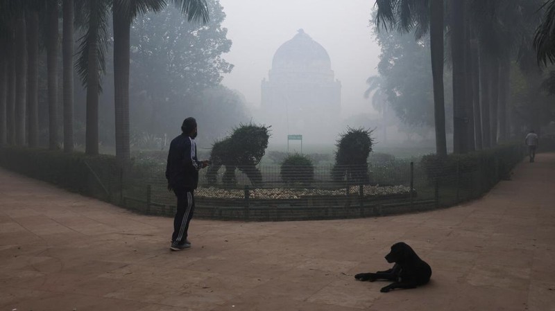 Kabut asap sehari setelah Diwali, festival cahaya umat Hindu, di New Delhi, India, Selasa (21/10/2025). (REUTERS/Bhawika Chhabra)
