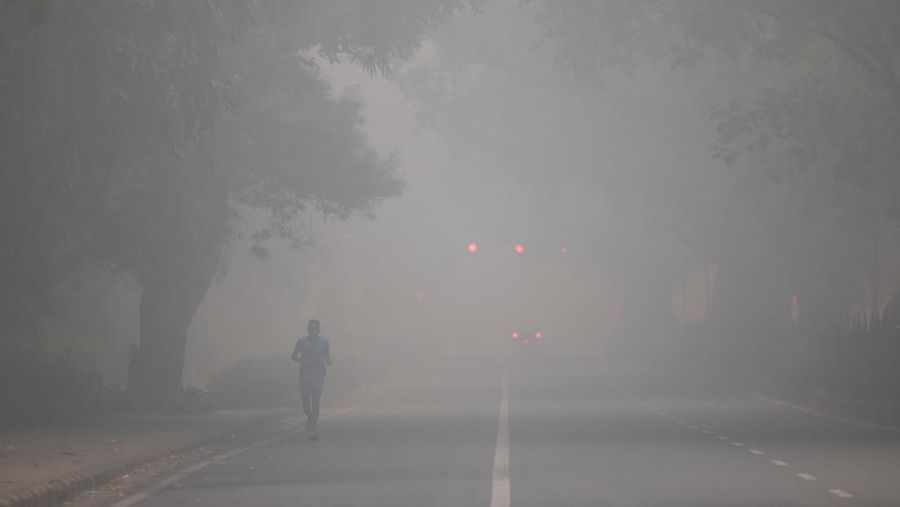 Kabut asap sehari setelah Diwali, festival cahaya umat Hindu, di New Delhi, India, Selasa (21/10/2025). (REUTERS/Bhawika Chhabra)