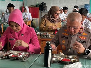 Momen Kapolda Kalsel Nikmati Menu MBG Bareng Siswa SMPN 5 Banjarbaru