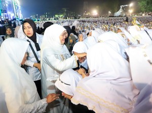 Gubernur Khofifah Hadiri Lirboyo Bershalawat Jelang Hari Santri