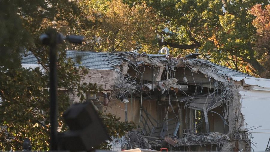 Konstruksi sedang berlangsung di Sayap Timur Gedung Putih, tempat ruang dansa yang diusulkan Presiden AS Donald Trump sedang dibangun, di Washington, D.C., 20 Oktober 2025. (REUTERS/Jessica Koscielniak)