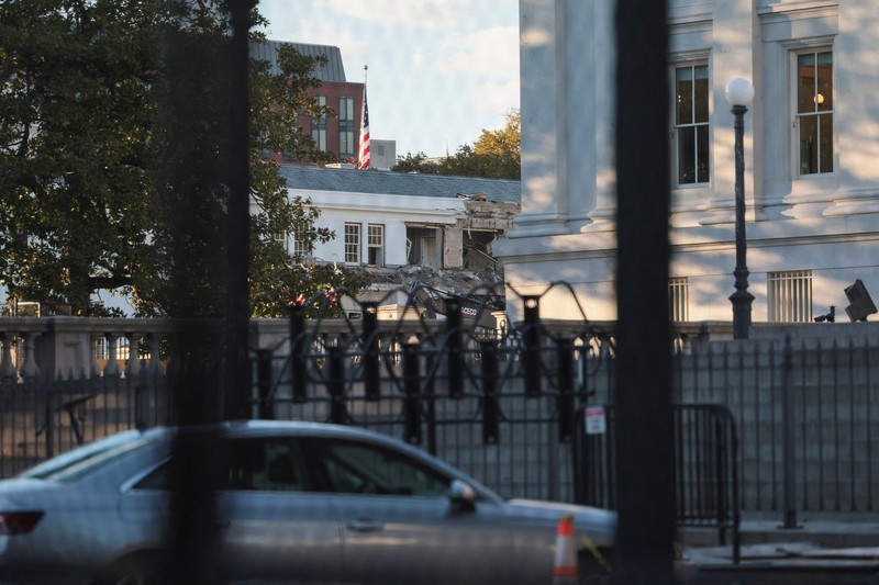 Konstruksi sedang berlangsung di Sayap Timur Gedung Putih, tempat ruang dansa yang diusulkan Presiden AS Donald Trump sedang dibangun, di Washington, D.C., 20 Oktober 2025. Konstruksi sedang berlangsung di Sayap Timur Gedung Putih, tempat ruang dansa yang diusulkan Presiden AS Donald Trump sedang dibangun, di Washington, D.C., 20 Oktober 2025. (REUTERS/Jessica Koscielniak)