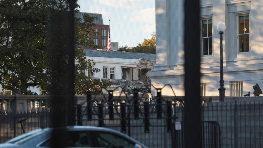 Konstruksi sedang berlangsung di Sayap Timur Gedung Putih, tempat ruang dansa yang diusulkan Presiden AS Donald Trump sedang dibangun, di Washington, D.C., 20 Oktober 2025. (REUTERS/Jessica Koscielniak)