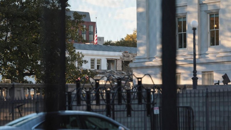 Konstruksi sedang berlangsung di Sayap Timur Gedung Putih, tempat ruang dansa yang diusulkan Presiden AS Donald Trump sedang dibangun, di Washington, D.C., 20 Oktober 2025. (REUTERS/Jessica Koscielniak)