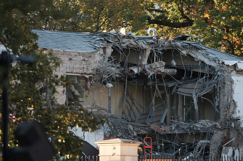 Konstruksi sedang berlangsung di Sayap Timur Gedung Putih, tempat ruang dansa yang diusulkan Presiden AS Donald Trump sedang dibangun, di Washington, D.C., 20 Oktober 2025. Konstruksi sedang berlangsung di Sayap Timur Gedung Putih, tempat ruang dansa yang diusulkan Presiden AS Donald Trump sedang dibangun, di Washington, D.C., 20 Oktober 2025. (REUTERS/Jessica Koscielniak)