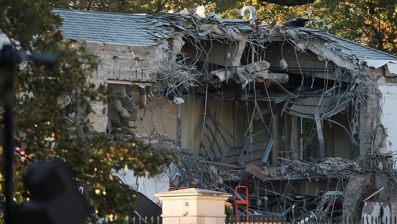 Konstruksi sedang berlangsung di Sayap Timur Gedung Putih, tempat ruang dansa yang diusulkan Presiden AS Donald Trump sedang dibangun, di Washington, D.C., 20 Oktober 2025. (REUTERS/Jessica Koscielniak)