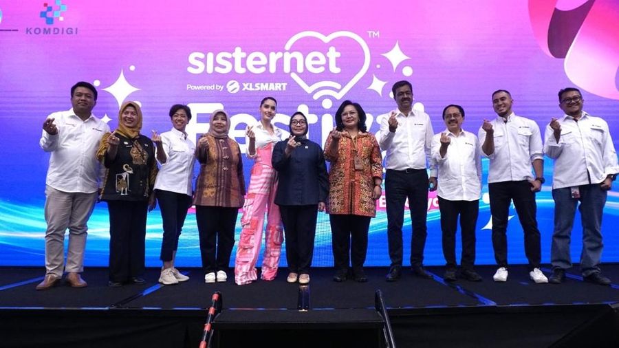 Menteri Pemberdayaan Perempuan & Perlindungan Anak Republik Indonesia, Arifah Choiri Fauzi (keenam dari kiri), Presiden Direktur & CEO XLSMART, Rajeev Sethi, (keempat dari kanan), Staf Ahli Bidang Komunikasi dan Media Massa Kementerian Komunikasi dan Digital (Komdigi), Molly Prabawaty (kelima dari kanan), Entertainer & Sociopreneur, Cinta Laura Kiehl (kelima dari kiri) bersama Direktur & Chief People Officer, Jeremiah Ratadhi, Kepala Lapas Perempuan Kelas IIA Tanggerang,⁠Salis Farida Fitriani (kedua dari kiri), Direktur & Chief Informattion Technology Officer, Yessie Dianty Yosetya, Staff Ahli Menteri Bidang Partisipasi dan Lingkungan Strategis, Kementerian PPPA, ⁠Rini Handayani (keempat dari kiri), Direktur & Chief Regulatory, Merza Fachys, Group Head Corporate Communications & Sustainability, Reza Mirza, dan Group Head Regulatory & Government Relations, Alvin Iskandar Aslam, dalam sesi foto pembukaan Sisternet Festival di XLSMART Tower, Jakarta (17/10)/Dok XLSMART