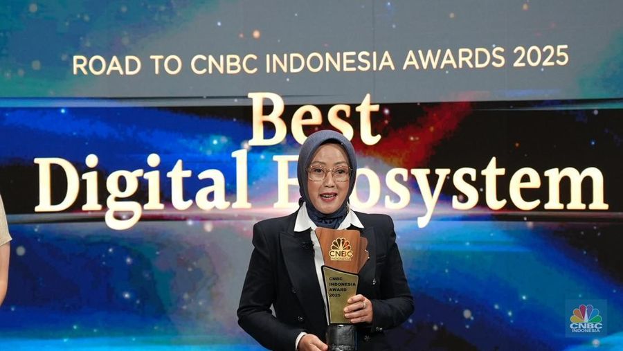 OVP Enterprise Marketing & Regional Management PT. Telkom Indonesia (Persero) Tbk, Reni Yustiani menerima penghargaan yang diberikan oleh Direktur Jenderal Ekosistem Digital Kementerian Komdigi, Edwin Hidayat Abdullah dalam Road To CNBC Indonesia Awards 2025 dengan kategori Best Digital Ecosystem di Jakarta, Selasa (21/10/2025). (CNBC Indonesia/Tias Budiarto)