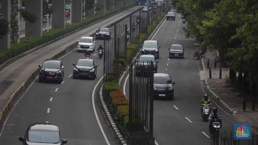 Pengendara melintas di samping tiang monorel yang mangkrak di kawasan Kuningan, Jakarta, Selasa (21/10/2025). (CNBC Indonesia/Muhammad Sabki)