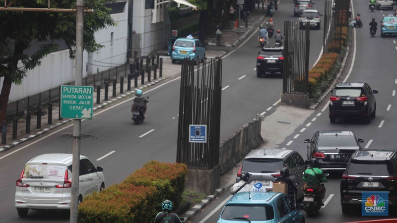 Pengendara melintas di samping tiang monorel yang mangkrak di kawasan Kuningan, Jakarta, Selasa (21/10/2025). (CNBC Indonesia/Muhammad Sabki) Pengendara melintas di samping tiang monorel yang mangkrak di kawasan Kuningan, Jakarta, Selasa (21/10/2025). (CNBC Indonesia/Muhammad Sabki)