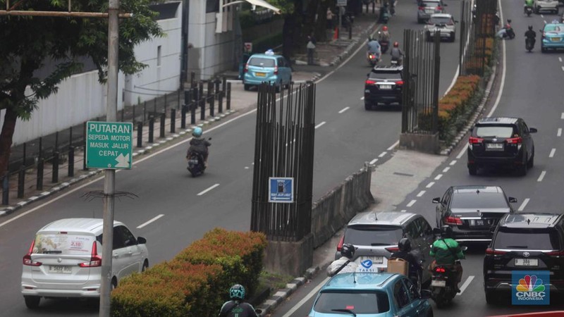 Pengendara melintas di samping tiang monorel yang mangkrak di kawasan Kuningan, Jakarta, Selasa (21/10/2025). (CNBC Indonesia/Muhammad Sabki)