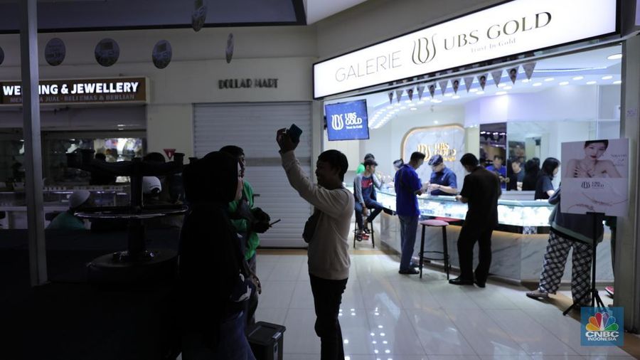 Penjualan emas UBS Gold di gerai kawasan Jakarta, Selasa (21/10/2025). (CNBC Indonesia/Tri Susilo) Penjualan emas UBS Gold di gerai kawasan Jakarta, Selasa (21/10/2025). (CNBC Indonesia/Tri Susilo)