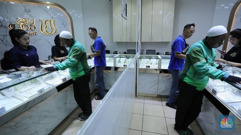 Penjualan emas UBS Gold di gerai kawasan Jakarta, Selasa (21/10/2025). (CNBC Indonesia/Tri Susilo)