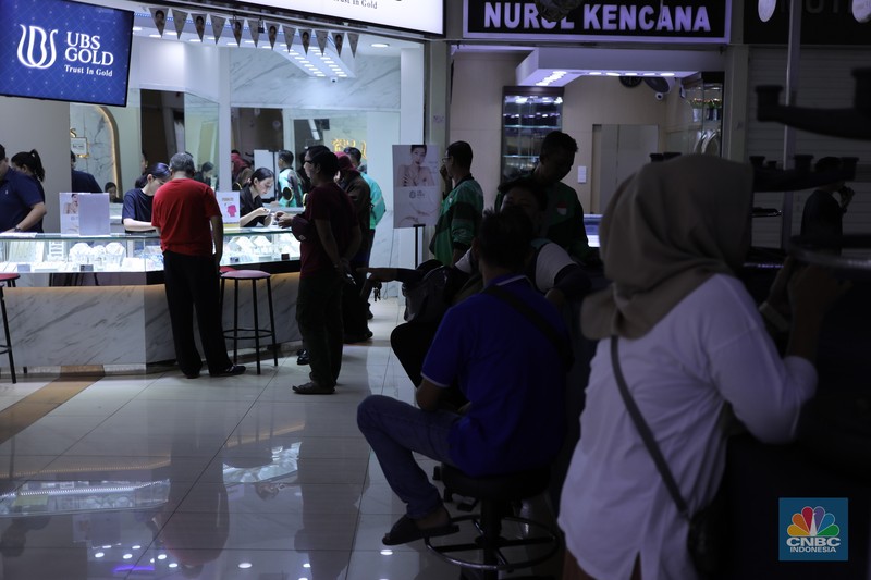 Presiden Prabowo Subianto bersama beberapa Kabinet Menteri Merah Putih dan Jaksa Agung, ST Burhanuddin dalam Penyerahan Uang Pengganti Kerugian Negara, di Kejaksaan Agung, Jakarta, Senin (20/10/2025). Presiden Prabowo Subianto bersama beberapa Kabinet Menteri Merah Putih dan Jaksa Agung, ST Burhanuddin dalam Penyerahan Uang Pengganti Kerugian Negara, di Kejaksaan Agung, Jakarta, Senin (20/10/2025). (CNBC Indonesia/Tri Susilo)