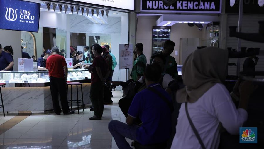 Presiden Prabowo Subianto bersama beberapa Kabinet Menteri Merah Putih dan Jaksa Agung, ST Burhanuddin dalam Penyerahan Uang Pengganti Kerugian Negara, di Kejaksaan Agung, Jakarta, Senin (20/10/2025). Presiden Prabowo Subianto bersama beberapa Kabinet Menteri Merah Putih dan Jaksa Agung, ST Burhanuddin dalam Penyerahan Uang Pengganti Kerugian Negara, di Kejaksaan Agung, Jakarta, Senin (20/10/2025). (CNBC Indonesia/Tri Susilo)