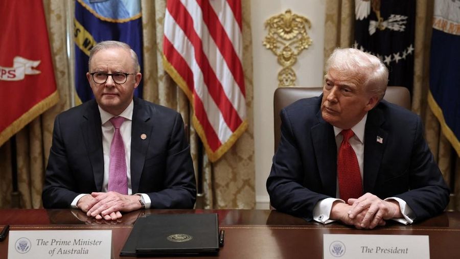 Perdana Menteri Australia Anthony Albanese (kiri) dan Presiden AS Donald Trump berbicara kepada wartawan dalam pertemuan bilateral di Ruang Kabinet Gedung Putih pada 20 Oktober 2025 di Washington, DC. Albanese sedang mengunjungi Ibu Kota AS untuk bertemu dengan Presiden Trump dan kemudian mengunjungi Pentagon. (Photo by Anna Moneymaker / GETTY IMAGES NORTH AMERICA / Getty Images via AFP)