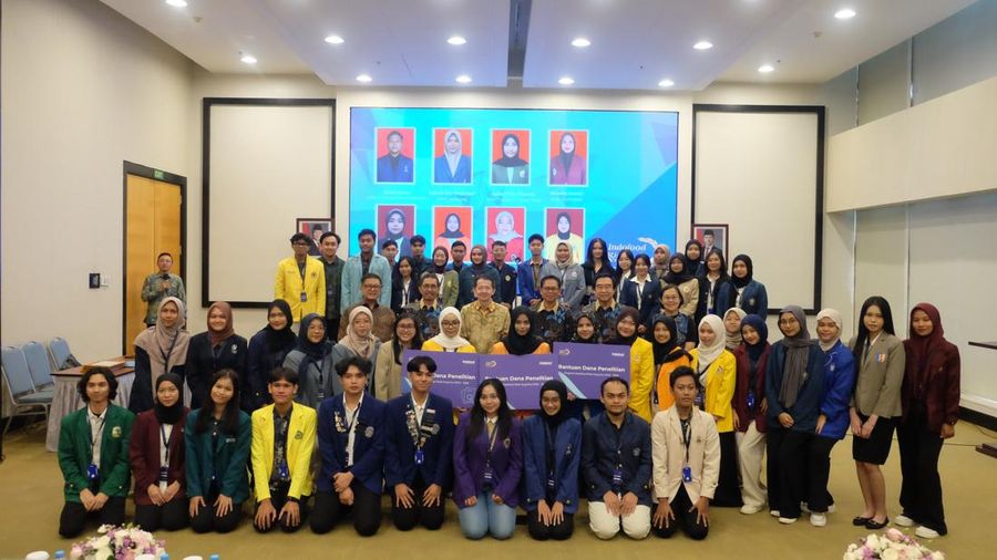 Perwakilan mahasiswa terpilih dalam program IRN periode 2025 - 2026 hadir di Indofood Tower
untuk menandatangani perjanjian kerjasama, acara juga dihadiri oleh perwakilan Indofood & Tim
Pakar IRN.
