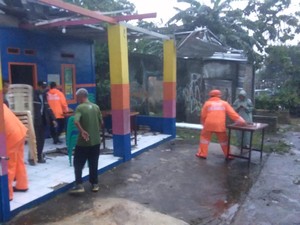 Pohon Tumbang Timpa 3 Rumah dan Posyandu hingga Rusak di Bogor