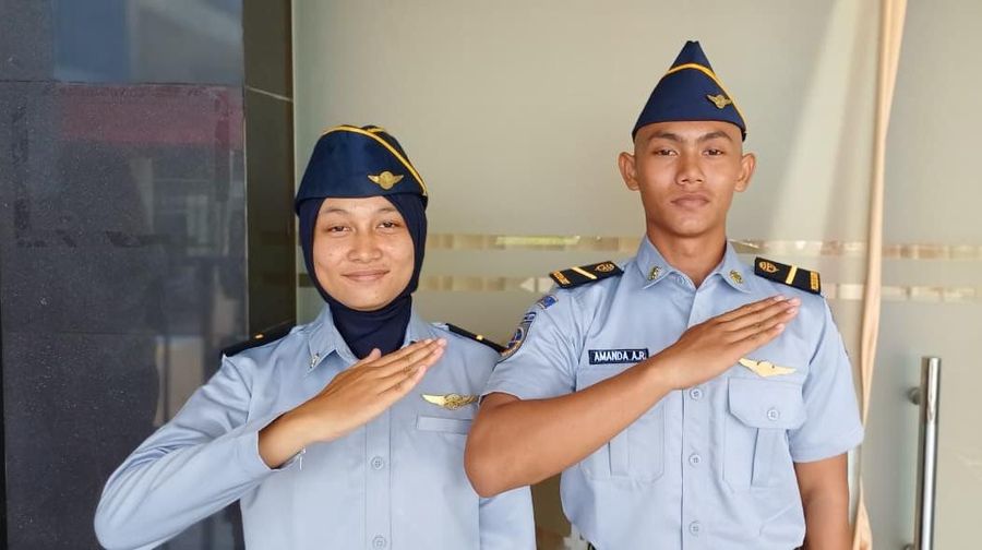 Potret Fathimah Azzahra Lubis dan Amanda Aulia Riski, dua alumni SMA Unggulan CT ARSA Foundation Deli Serdang yang kini diterima di Politeknik Penerbangan Surabaya. (Dok. CT ARSA Foundation)