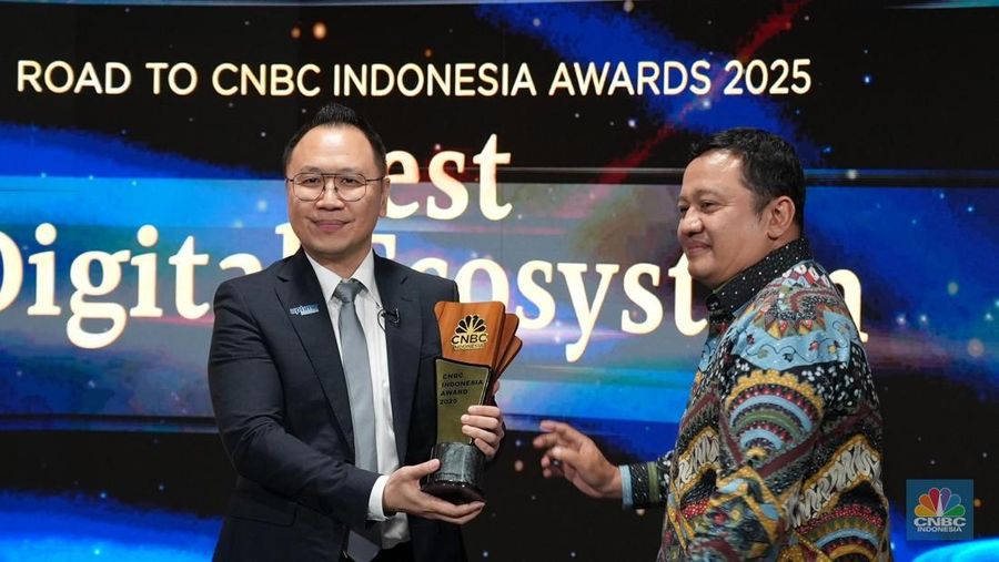 Sales Director Indonesia, Uptime Institute, Laurensius Susanto menerima penghargaan Data Center Resiliency Champion yang diberikan oleh Direktur Jenderal Ekosistem Digital Kementerian Komdigi, Edwin Hidayat Abdullah dalam Road To CNBC Indonesia Awards 2025 dengan kategori Best Digital Ecosystem di Jakarta, Selasa (21/10/2025). (CNBC Indonesia/Tias Budiarto)