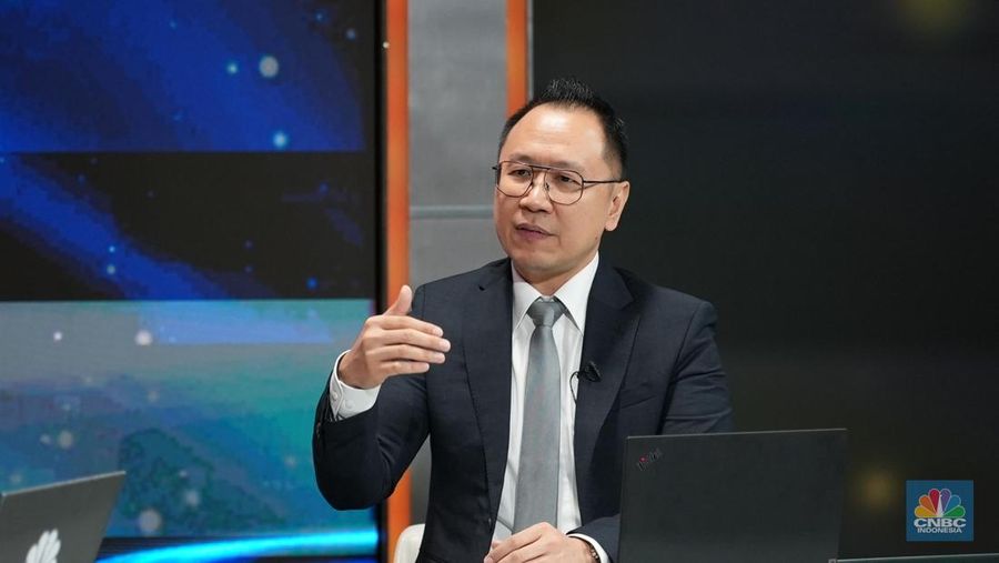 Sales Director Indonesia, Uptime Institute, Laurensius Susanto Then menyampaikan paparan dalam Road To CNBC Indonesia Awards 2025 dengan kategori Best Digital Ecosystem di Jakarta, Selasa (21/10/2025). (CNBC Indonesia/Tias Budiarto)
