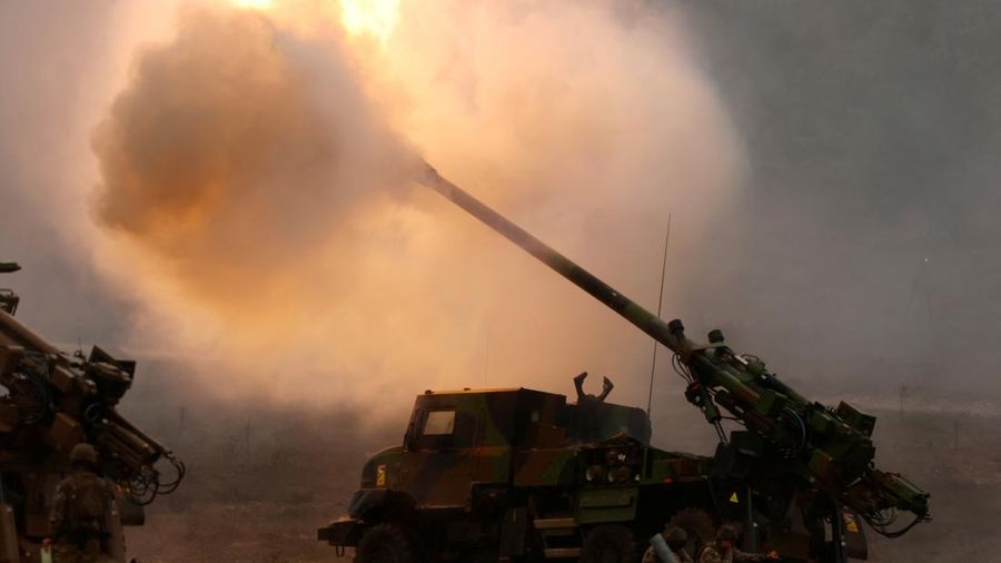 Sebuah howitzer gerak sendiri Caesar ditembakkan selama demonstrasi sebagai bagian dari Sebuah howitzer gerak sendiri Caesar ditembakkan selama demonstrasi sebagai bagian dari