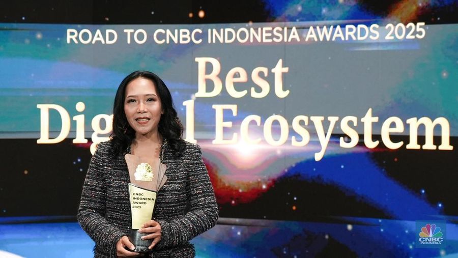 Senior Vice President of Operations HashMicro, Belatrix Widi Wulandari menerima penghargaan Best Business Software yang diberikan oleh Direktur Jenderal Ekosistem Digital Kementerian Komdigi, Edwin Hidayat Abdullah dalam Road To CNBC Indonesia Awards 2025 dengan kategori Best Digital Ecosystem di Jakarta, Selasa (21/10/2025). (CNBC Indonesia/Tias Budiarto)