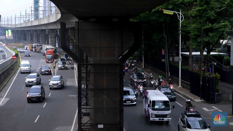 Suasana arus lalu lintas saat rekayasa Lalin Jl TB Simatupang-Lebak Bulus, Jakarta, Selasa (21/10/2025). (CNBC Indonesia/Muhammad Sabki)