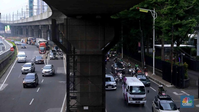 Suasana arus lalu lintas saat rekayasa Lalin Jl TB Simatupang-Lebak Bulus, Jakarta, Selasa (21/10/2025). (CNBC Indonesia/Muhammad Sabki)