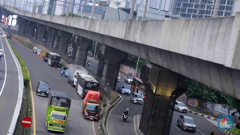 Suasana arus lalu lintas saat rekayasa Lalin Jl TB Simatupang-Lebak Bulus, Jakarta, Selasa (21/10/2025). (CNBC Indonesia/Muhammad Sabki)