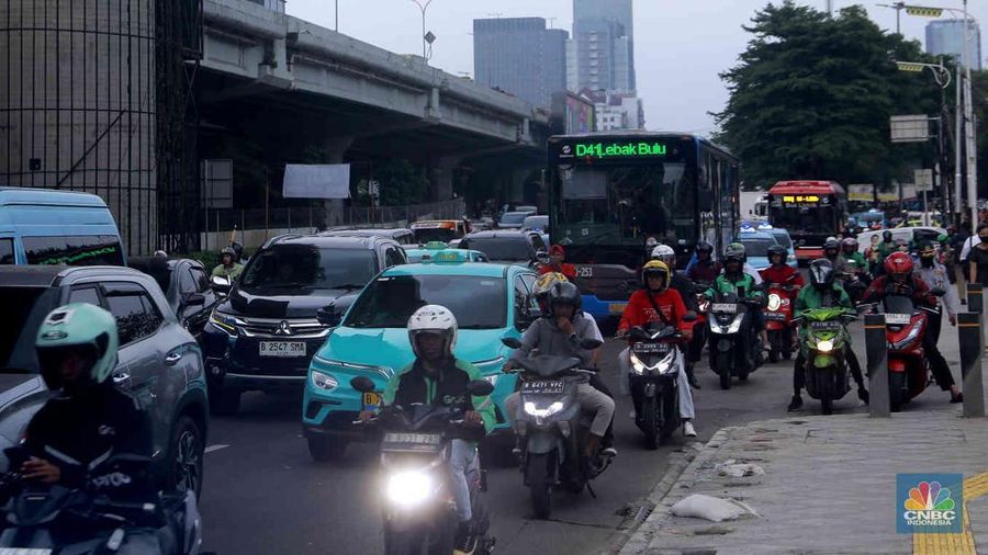 Suasana arus lalu lintas saat rekayasa Lalin Jl TB Simatupang-Lebak Bulus, Jakarta, Selasa (21/10/2025). (CNBC Indonesia/Muhammad Sabki)