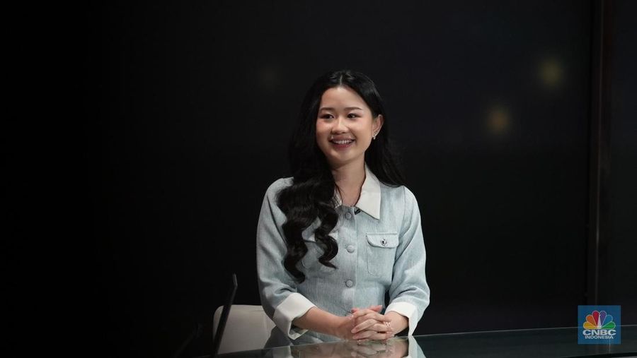 Vice President of Business Development HashMicro, Veren Anderson menyampaikan paparan dalam Road To CNBC Indonesia Awards 2025 dengan kategori Best Digital Ecosystem di Jakarta, Selasa (21/10/2025). (CNBC Indonesia/Tias Budiarto)