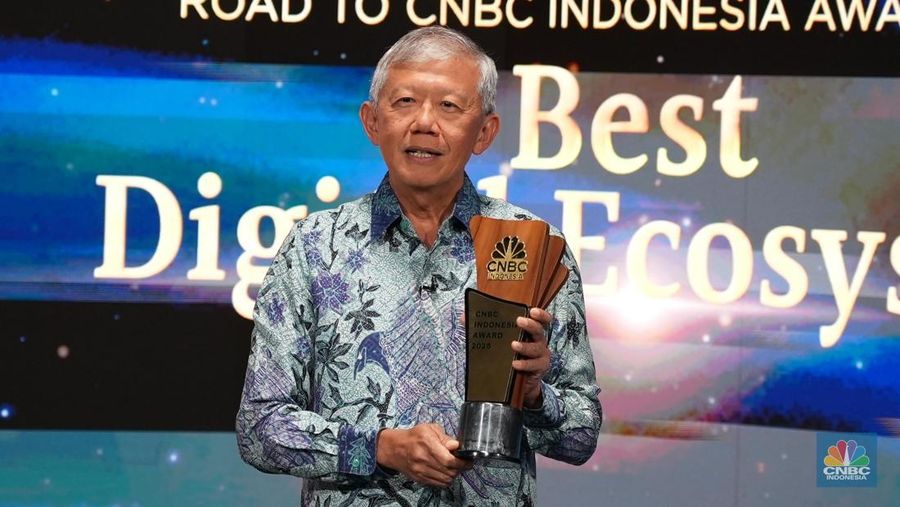 Wakil Presiden Direktur PT Mastersystem Infotama TBK, Joko Gunawan menerima penghargaan yang diberikan oleh Direktur Jenderal Ekosistem Digital Kementerian Komdigi, Edwin Hidayat Abdullah dalam Road To CNBC Indonesia Awards 2025 dengan kategori Best Digital Ecosystem di Jakarta, Selasa (21/10/2025). (CNBC Indonesia/Tias Budiarto)
