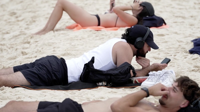Orang-orang berjemur di Pantai Bondi, karena suhu diperkirakan mencapai puncaknya 39 derajat Celsius, menurut Biro Meteorologi, di Sydney, Australia, 22 Oktober 2025. (REUTERS/Hollie Adams)