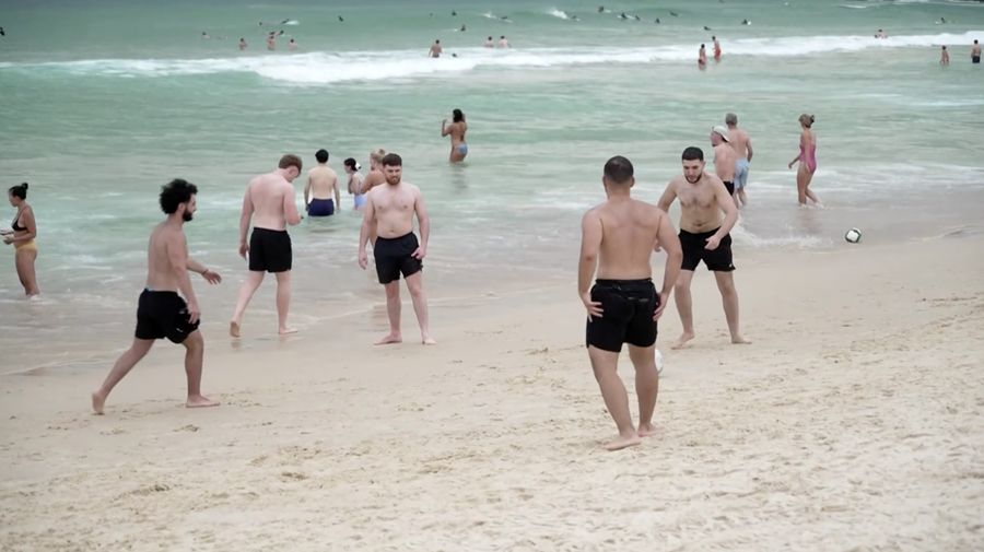 Orang-orang berjemur di Pantai Bondi, karena suhu diperkirakan mencapai puncaknya 39 derajat Celsius, menurut Biro Meteorologi, di Sydney, Australia, 22 Oktober 2025. (REUTERS/Hollie Adams)