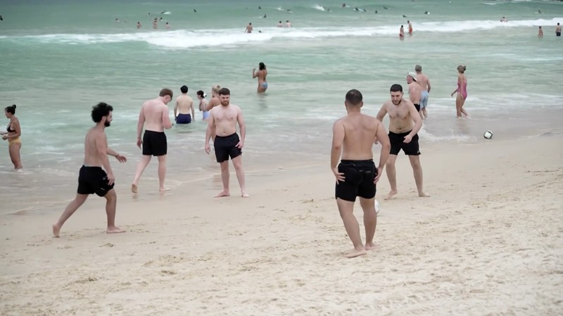 Orang-orang berjemur di Pantai Bondi, karena suhu diperkirakan mencapai puncaknya 39 derajat Celsius, menurut Biro Meteorologi, di Sydney, Australia, 22 Oktober 2025. (REUTERS/Hollie Adams)