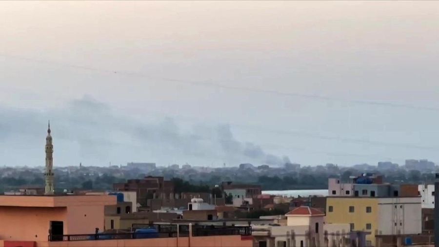 Asap mengepul setelah serangan pesawat tak berawak di Bandara Internasional Khartoum, Sudan, Selasa (21/10/2025). (AFP)