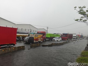Jalan Raya Sayung Demak Masih Banjir Sore Ini, Pemotor Diimbau Tak Melintas