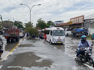 Banjir Jalur Pantura Semarang-Demak Picu Macet hingga 6 Km!