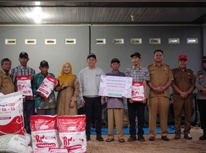 Ketua DPD RI Salurkan Alsintan dan Pupuk untuk Petani Bengkulu Utara