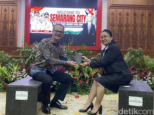 Di Depan Dubes Inggris, Walkot Agustina Pamerkan Kursi dari Limbah Sampah