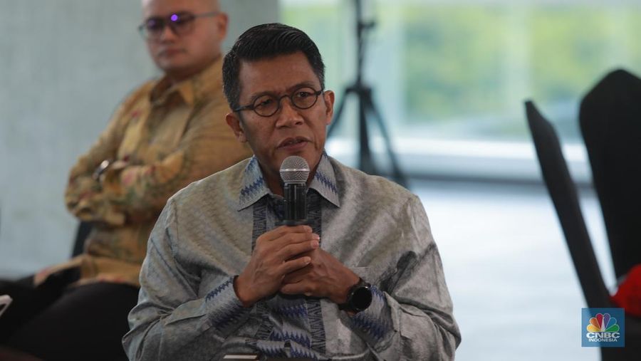 Ketua Komisi XI DPR RI, Mukhamad Misbakhun menyampaikan pemaparan dalam acara Coffe Morning di Jakarta, Rabu (22/10/2025). (CNBC Indonesia/Muhammad Sabki)