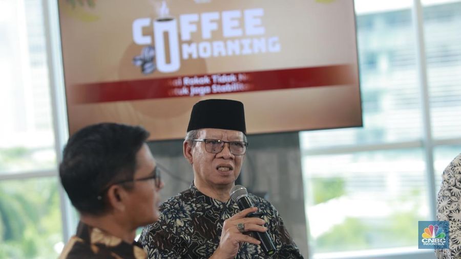 Ketua Umum Pusat RTMM, Sudarto menyampaikan pemaparan dalam acara Coffe Morning di Jakarta, Rabu (22/10/2025). (CNBC Indonesia/Muhammad Sabki)
